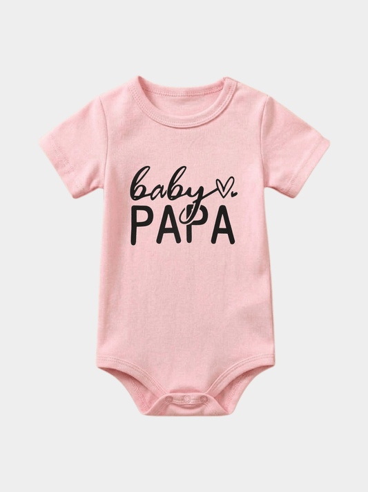 "Baby Papa" Heart Graphic Bodysuit – Pastel Pink