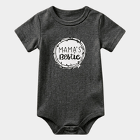 "Mama's Bestie" Wreath Graphic Bodysuit – Charcoal Heather
